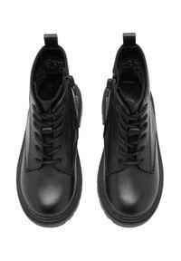 Botines de cuero negro con diseño de cordones y cremallera lateral. Suela robusta con acabado texturizado. Superficie suave y punta redonda.
