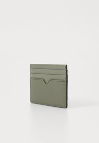 Cardholder verde din piele, cu multiple sloturi, având un finisaj texturat și un detaliu în formă de V decupat în partea de jos. Design subțire.