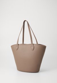 Borsa tote in pelle marrone con texture, dotata di due manici curvi e un'apertura ampia. Presenta una forma strutturata e elementi di design minimalisti.