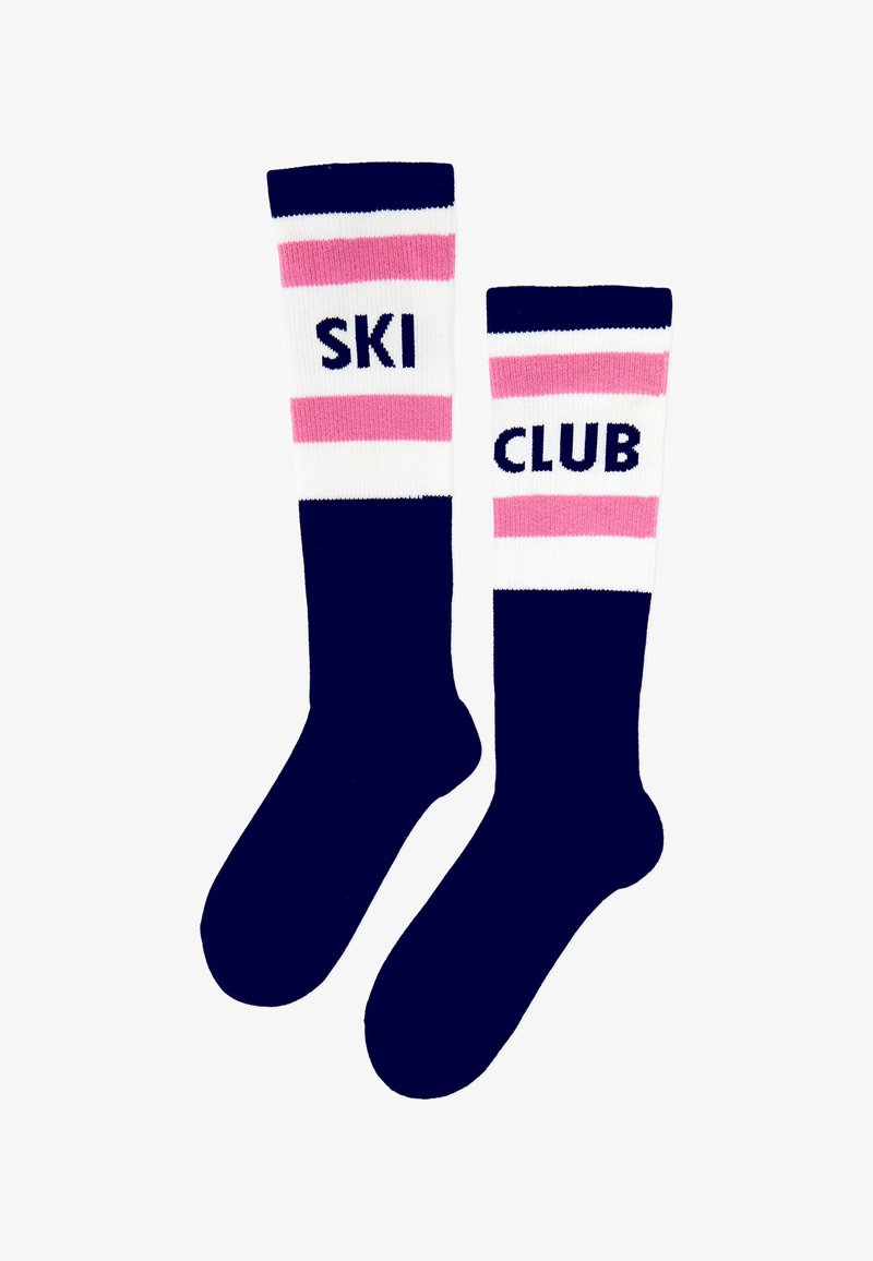Calze lunghe fino al ginocchio di colore blu navy con strisce alternate rosa e bianche. "SKI" su un calzino e "CLUB" sull'altro, lavorati a maglia in blu navy.