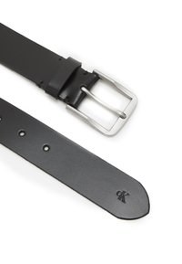 Cintura in pelle nera con fibbia in metallo argentato. Texture liscia, cinque fori di regolazione e dettaglio del logo impresso sulla punta.
