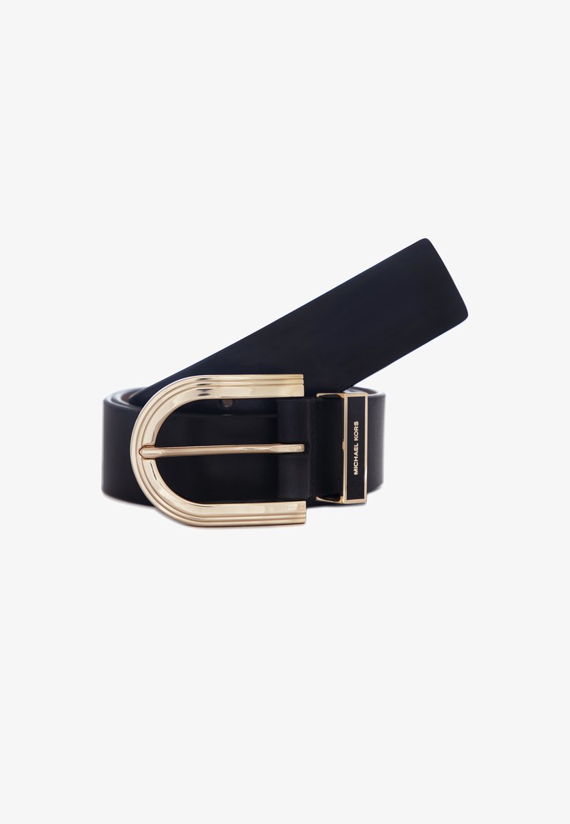Ceinture en cuir noir avec une boucle en forme de U en ton or et un design épuré, avec un détail de logo sur la boucle.