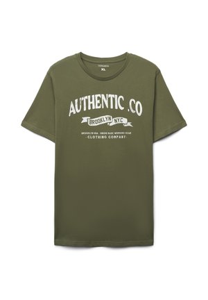 Oliwkowozielony bawełniany T-shirt z krótkimi rękawami i okrągłym dekoltem. Na przodzie znajduje się biały napis w stylu vintage z akcentami w formie banerów. Rozmiar XL.