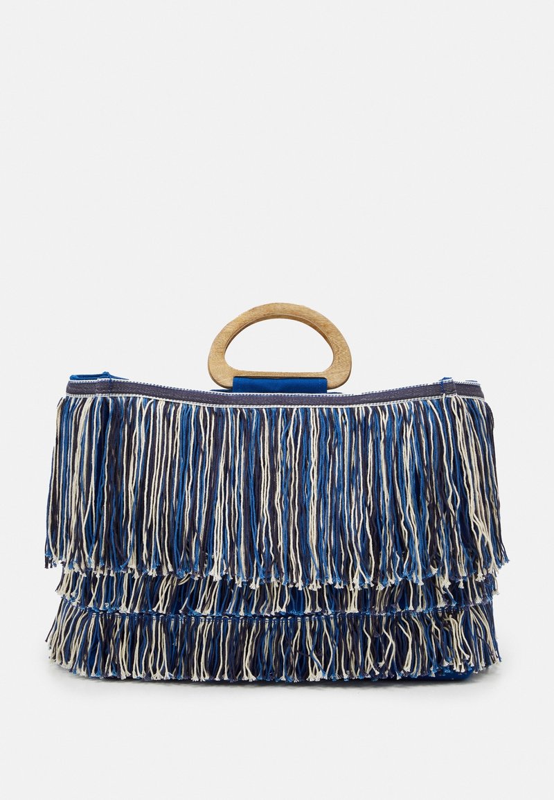 Torebka frędzlowa w kolorach niebieskim, granatowym i kremowym, z okrągłym drewnianym uchwytem. Charakteryzuje się warstwową fakturą frędzli oraz zapięciem na zamek u góry.