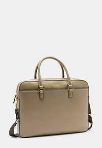 Groene neplederen laptoptas met dubbele bovenhandvatten, gouden hardware accenten en een afneembare schouderriem. Glad textuur en rechthoekige vorm.