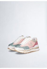 Sneakers glitterati in verde, rosa e oro con una finitura testurizzata, caratterizzati da un design con lacci e un dettaglio del logo sul lato.