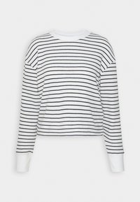 Pull blanc à manches longues avec de fines rayures noires horizontales, texture côtelée, col rond et poignets blancs, présenté sur un fond uni.