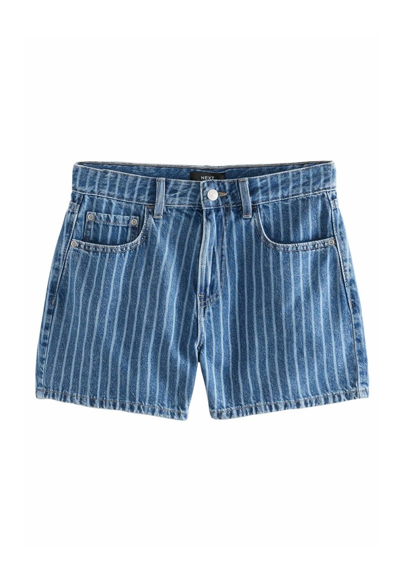 Short en denim bleu avec des rayures blanches verticales, fermeture à boutons à l'avant, passants de ceinture et poches avant.