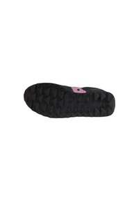 Sole di sneaker nera e rosa con motivo a tre triangoli e branding in rilievo su uno sfondo bianco.
