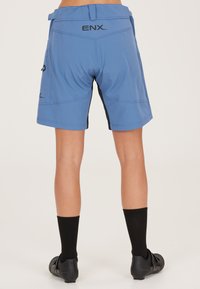 Blaue Sportshorts mit schwarzen seitlichen Elementen, ausgestattet mit einem Logo und einem strukturierten Design. Hergestellt aus leichtem, atmungsaktivem Material.