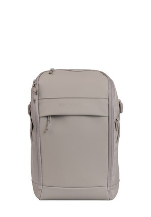 Grå rektangulær ryggsekk med frontlomme med glidelås og side stropper, designet for daglig bruk eller reise.