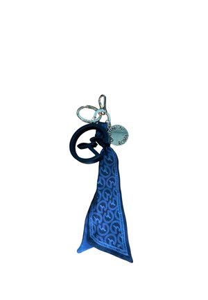 Portachiavi con logo circolare nero, targhetta rotonda in argento incisa con "GATTINONI ROMA" e sciarpa di tessuto blu con motivo annodata intorno.