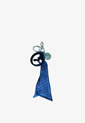 Portachiavi con logo circolare nero, targhetta rotonda in argento incisa con "GATTINONI ROMA" e sciarpa di tessuto blu con motivo annodata intorno.