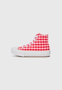 Høye sneakers med et rødt og hvitt rutemønster, hvite snører og en tykk hvit gummisåle. Glatt stofftekstur og rund tå.