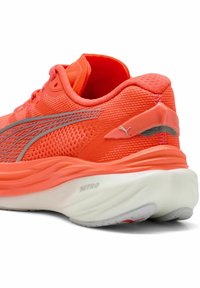 PUMA Laufschuh mit einem leuchtend orangefarbenen Mesh-Obermaterial, silbernen Akzenten, gepolstertem Schuhkragen und einer weißen gepolsterten Sohle mit "NITRO"-Branding.