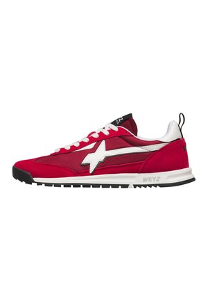 Chaussure de sport rouge et blanche avec semelle noire, logo en forme d'étoile blanche sur le côté, lacets blancs et languette de traction noire au talon.
