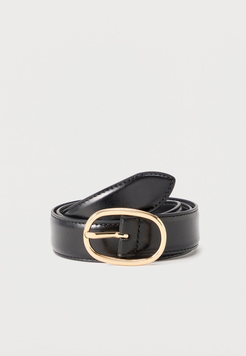 Ceinture en cuir noir enroulée avec une boucle ovale en métal doré sur un fond neutre.