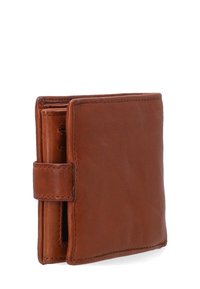 Brun læderpung med en glat overflade, foldbar design og knaplukning. Har flere kortlommer og en kompakt, kvadratisk form.