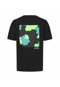 Czarny t-shirt z krótkim rękawem z zielono-niebieskim wzorem camo w okolicy tylnej kieszeni, z nadrukowanym logo w dolnym rogu.