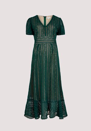 Groene kanten midikleding met korte mouwen, V-hals, ingewikkeld geometrisch patroon en een rucheszoom. Details van de rits aan de achterkant zichtbaar.