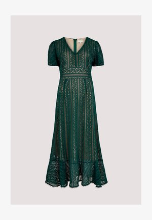 Grünes Spitzenkleid in mittellänger Form mit kurzen Ärmeln, V-Ausschnitt, kompliziertem geometrischem Muster und gerafftem Saum. Sichtbarer Reißverschlussverschluss hinten.