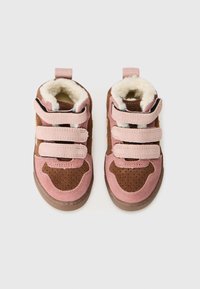 Braune und pinke Wildledersneaker mit drei Kle straps, runder Zehenpartie, plüschigem Innenfutter und strukturierten Akzenten auf dem Obermaterial.