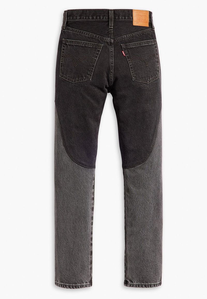 Jeans de mezclilla negra con paneles grises, con un corte de pierna recta, bolsillos traseros y un parche de cuero de la marca en la cinturilla.