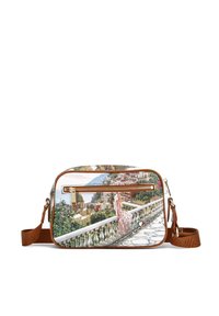 Borsa a spalla rettangolare con stampa scenica, dettagli in pelle marrone e tasca con zip. Caratterizzata da una tracolla marrone e una superficie testurizzata.