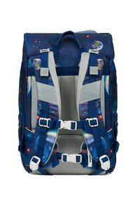 Modrá batoh s tématem vesmíru, který má grafiku planet, polstrované síťované popruhy, nastavitelné přezky a horní rukojeť. Odolný materiál.