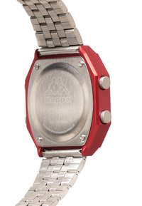 Röd oktagonal klocka med silverfärgad metallarmband. Baksidan i rostfritt stål med graverad logotyp. Två sidoknappar för funktionalitet.