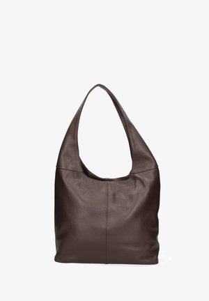 Borsa a spalla in pelle marrone con una finitura texture, parte superiore curva e una sola tracolla larga. Dettaglio di cucitura che corre verticalmente sul davanti.