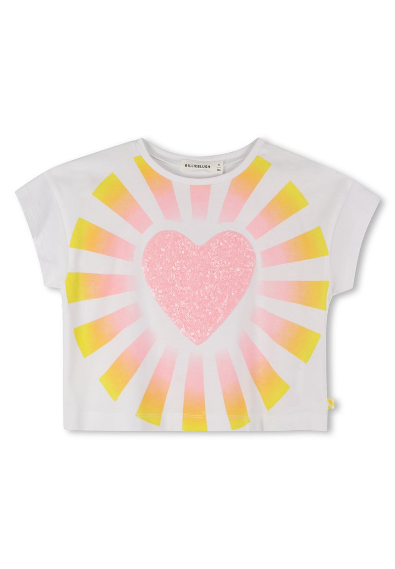 Kortmouwige witte crop top met een grote roze hart van pailletten, omringd door een zonnestraalpatroon in roze en geel.