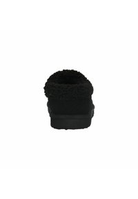 Zwarte slipper met een gestructureerde, donzige kraag, zacht suede materiaal en een platte zwarte rubberen zool, ontworpen voor comfort en warmte.