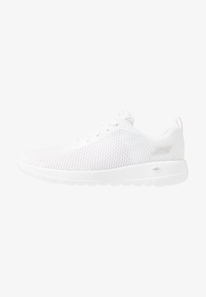 Zapatilla deportiva ligera completamente blanca con parte superior de malla, cierre de cordones, suela acolchada y logo de la marca en el lateral, mostrada de perfil.