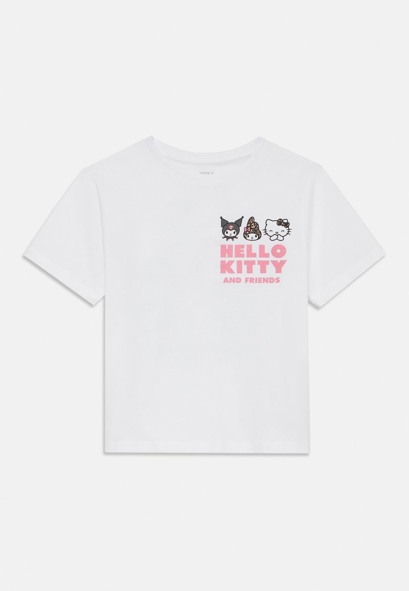 Bela bombažna majica s kratkimi rokavi, ki prikazuje risan like in besedilo "HELLO KITTY IN PRIJATELJI" v roza barvi. Majica ima okrogel izrez.
