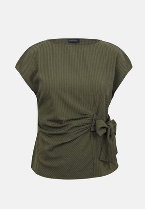 Oliviroheline lühikeste varrukatega pluus, millel on õhukesed valged vertikaalsed triibud ja vöökohal külgpaela sõlm.