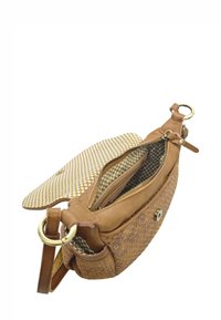 Sac bandoulière en cuir tissé marron avec des anneaux dorés, compartiment zippé ouvert et doublure en tissu beige à motif.