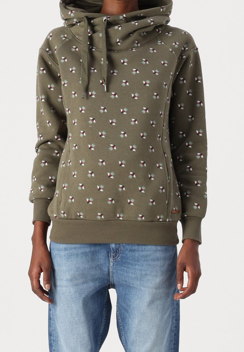 Sweat à capuche vert olive avec un col bénitier, présentant un motif floral géométrique en blanc, vert et marron. Fini avec des poignets et un ourlet côtelés.