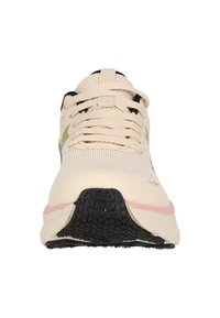 Scarpa da corsa beige chiaro con tomaia in rete, dettagli neri, suola intermedia rosa e suola esterna nera testurizzata. Caratterizzata da lacci piatti e dettagli del logo.