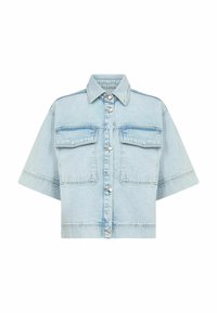 Svetlo modra denim srajca s kratkimi rokavi, dvema sprednjima žepoma in srebrnimi pritisnimi gumbi. Ima klasičen ovratnik in nekoliko velikodušen kroj.