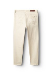 Blugi bej din bumbac, cu croială dreaptă, având două buzunare în spate și o etichetă din piele pe talie. Textură netedă, detalii minimale.
