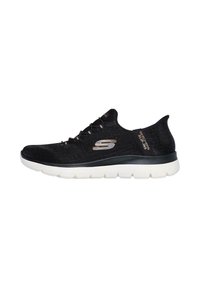 Sneaker atletico nero con tomaia in rete, suola bianca, punta arrotondata e cuciture decorative. Presenta il logo del marchio sul lato e dettagli testurizzati.