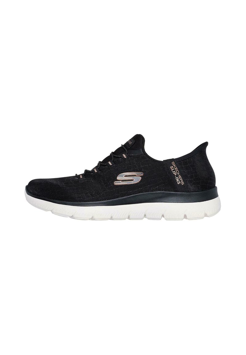 Sneaker atletico nero con tomaia in rete, suola bianca, punta arrotondata e cuciture decorative. Presenta il logo del marchio sul lato e dettagli testurizzati.