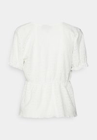 Bílá blůza s krátkými rukávy, texturovaná látka, očkový vzor, peplum pas a kulatý výstřih. Čistý a jednoduchý design.