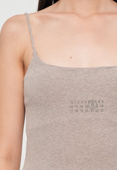 Beige rippad tanktop med tunna axelband, prydd med en tryckt kalenderdesign i grått på framsidan, med en figurnära silhuett.