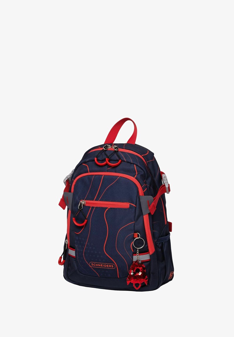 Sac à dos bleu marine avec des accents rouges, présentant une surface texturée, plusieurs compartiments et un porte-clés décoratif en sequins.