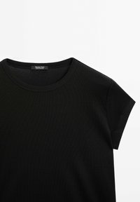 Sort T-shirt med korte ærmer og rund halsudskæring med et synligt mærke på indersiden af nakken med teksten "Massimo Dutti Made in Portugal."