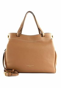 Tan leren handtas met een gestructureerde afwerking, dubbele handgrepen, schouderriem en gouden hardware. Bevat een subtiele logo op de voorkant.