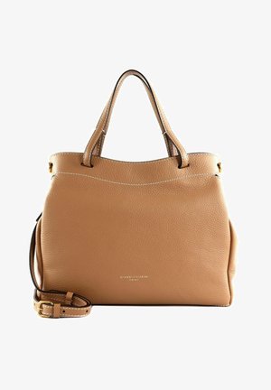 Tan leren handtas met een gestructureerde afwerking, dubbele handgrepen, schouderriem en gouden hardware. Bevat een subtiele logo op de voorkant.