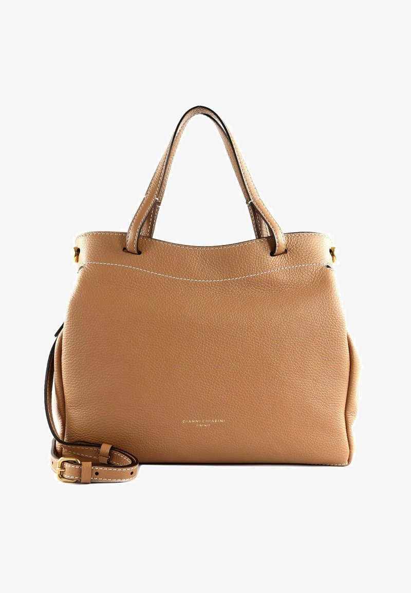 Tan leren handtas met een gestructureerde afwerking, dubbele handgrepen, schouderriem en gouden hardware. Bevat een subtiele logo op de voorkant.